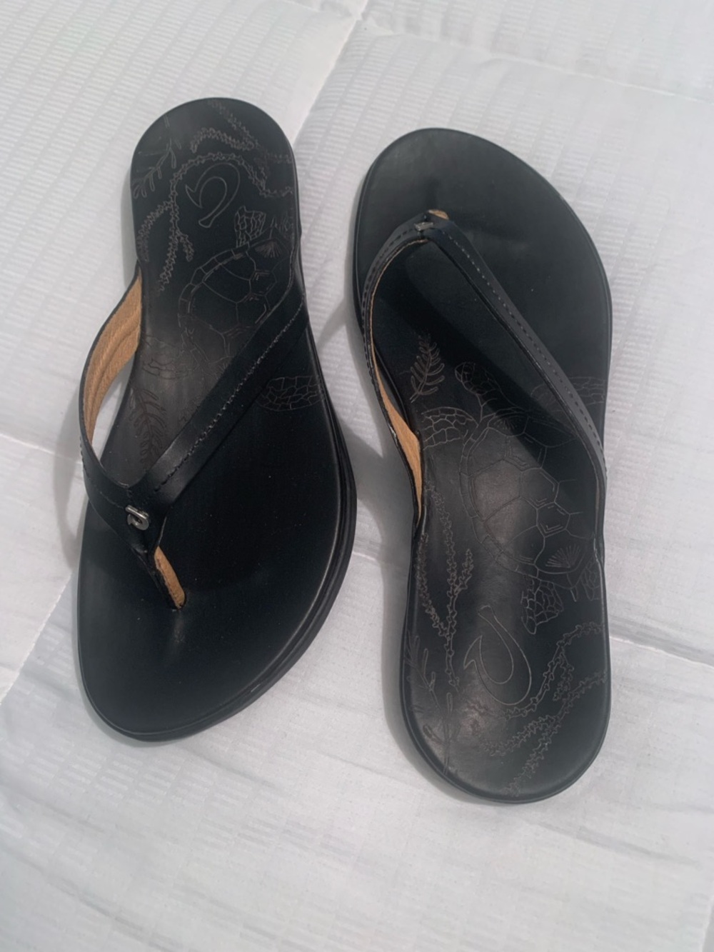 OluKai Honu Black Leather
Women's Sandals, Size 9 NWOT